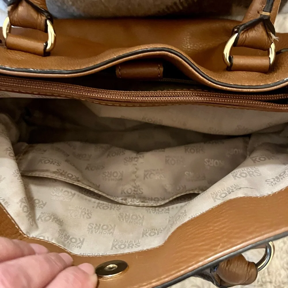 Micheal Kors Hobo Purse - Picture 8 of 11